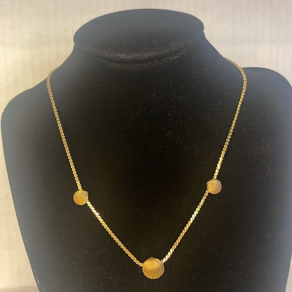 Trifari Jewelry - Vintage Trifari Gold Tone Sea Shell Necklace 15”